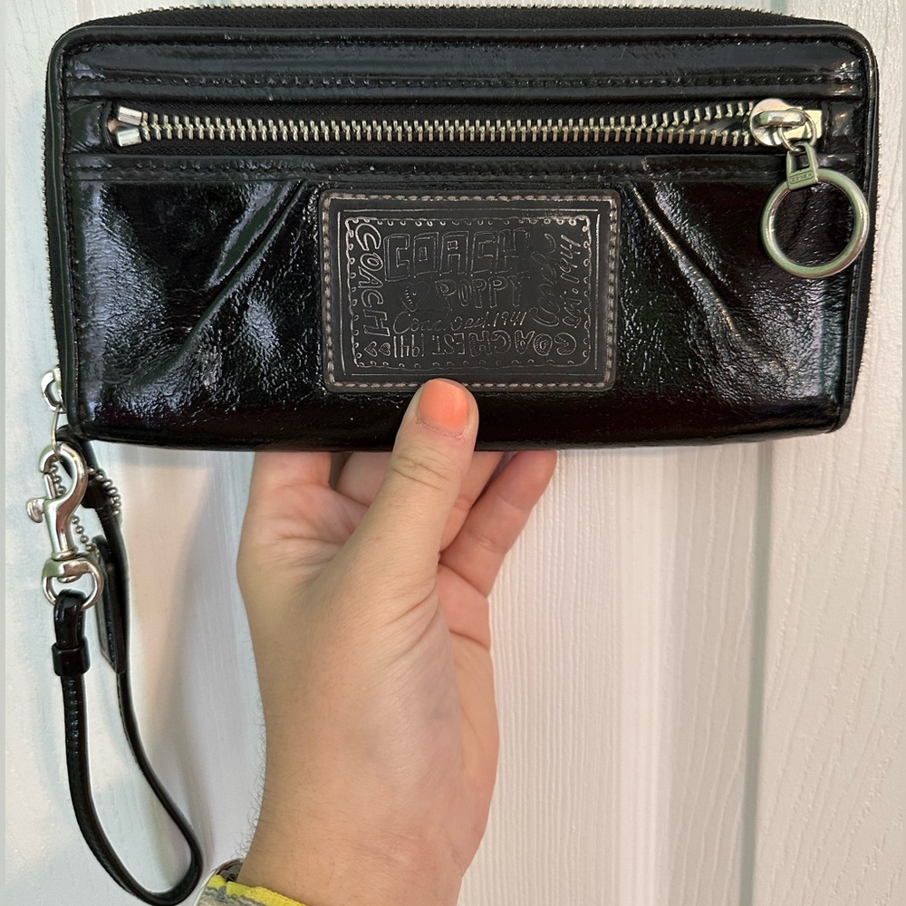 Vintage Black Coach poppy wristlet, in great used condition.